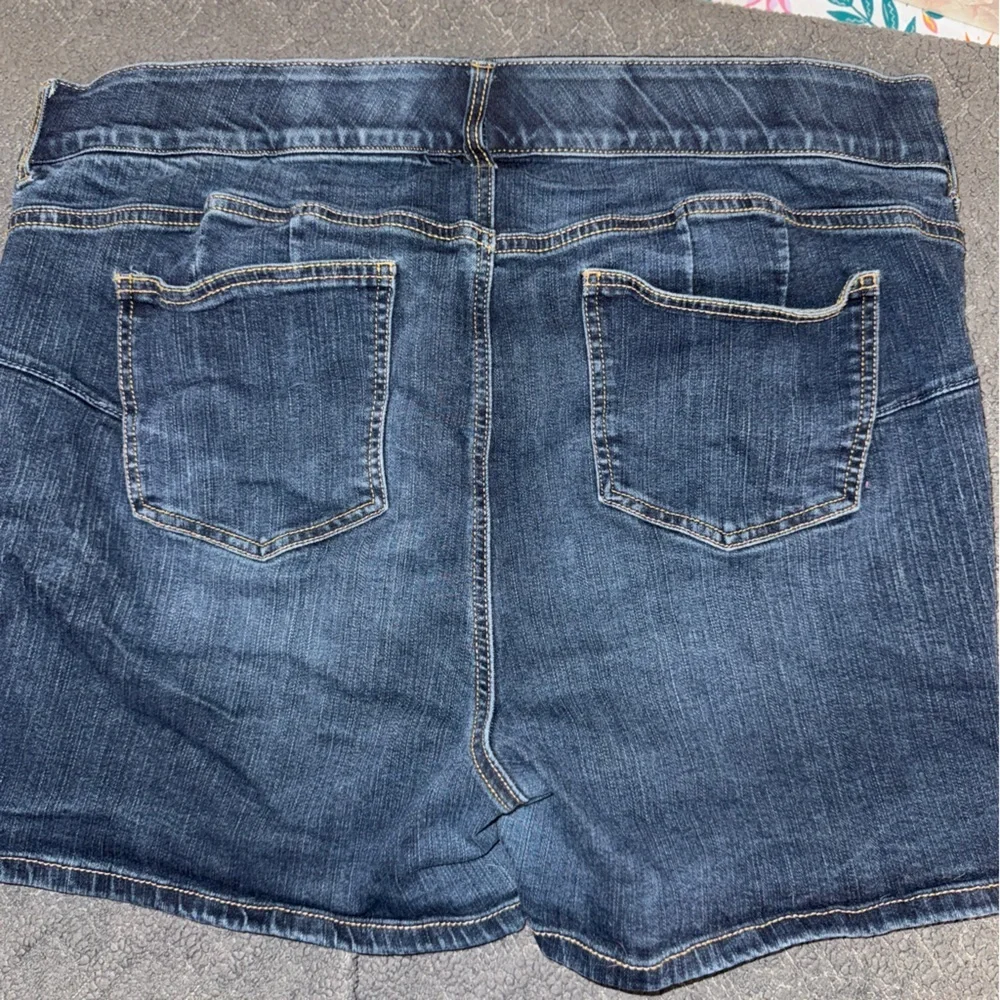 TORRID Mid Rise- Comfort Waistband- Denim Shorts, 4” Inseam, Plus Size 18​​ - Picture 6 of 8